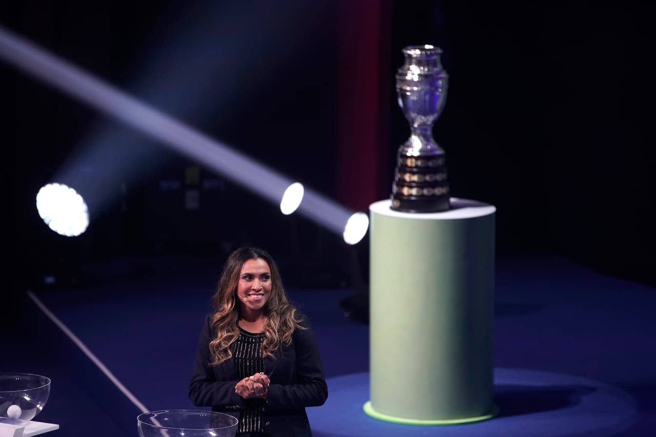Una de las invitadas a participar en el sorteo es la gran Marta, una leyenda del balompié femenil de Brasil.