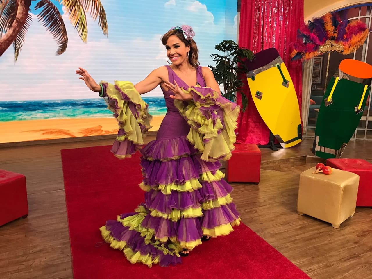 La vestimenta en aquella época se caracteriza por la variedad de colores y muchos olanes. A Karla Martínez le luce increíble este color.