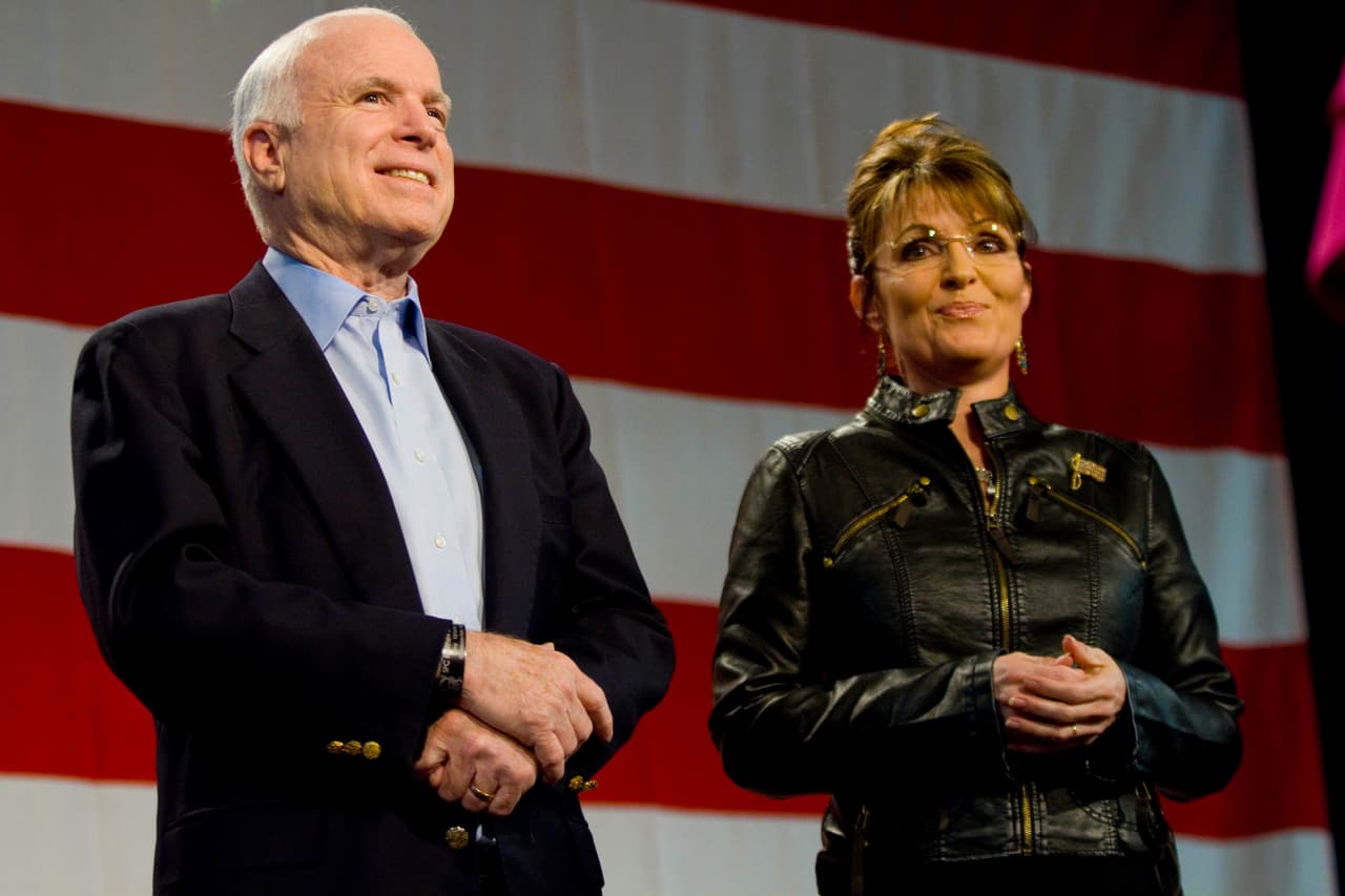 El senador por Arizona John McCain en un evento celebrado en el condado de Pima, en Tucson, Arizona, en marzo de 2010, como parte de la campaña para su quinto término en el Senado. Fue la primera vez que Sarah Palin, la exgobernadora de Alaska que fue su compañera de fórmula, apareció haciendo campaña junto a él, después de que fallaran en su intento por llegar al gobierno en 2008.