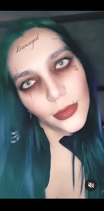 Frida Sofía acompañó ese primer mensaje con parte de la canción 'Big Weenie' de Eminem: "I don't understand. Why are you being so mean? You're a mean mean man (No entiendo. ¿Por qué estás siendo tan malo? Eres un hombre malo y malo)".
<br>