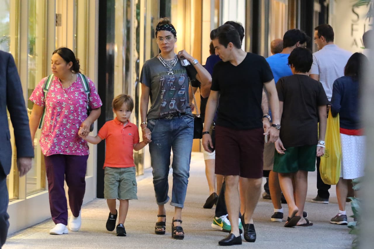 Galilea Montijo disfrutando a plenitud el tiempo que pasa con su primogénito y su esposo.