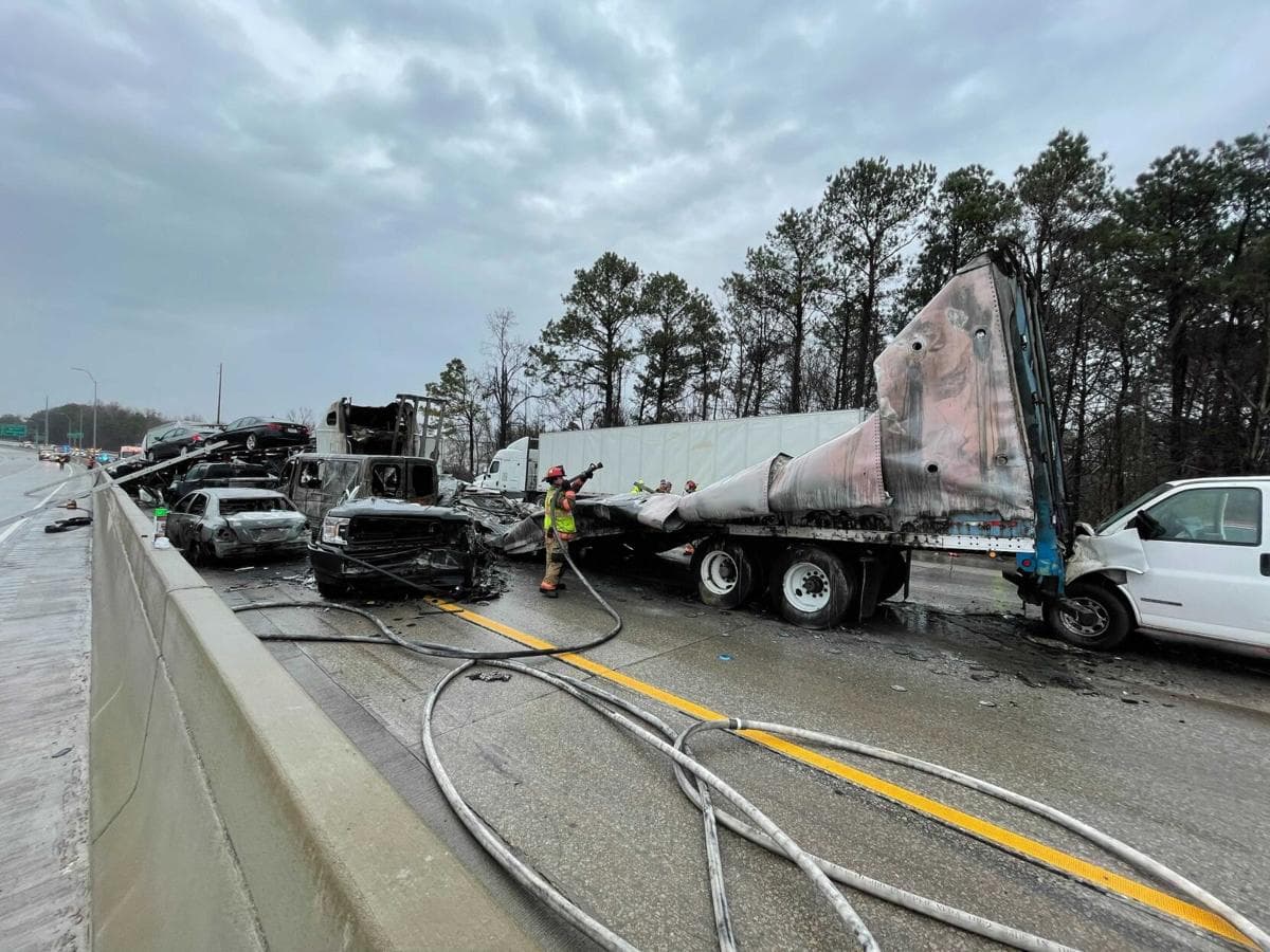 Los bomberos apagaron el fuego que se inició luego del choque.