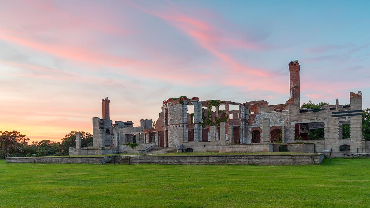 <b>Dungeness Ruins (Cumberland Island)</b>
<br>
<b>Sitio web</b>: 
<a href="https://www.nps.gov/cuis/planyourvisit/on-island.htm#Dungeness">https://www.nps.gov/cuis/planyourvisit/on-island.htm#Dungeness</a> 
<br>
<b><a href="https://maps.app.goo.gl/RkzVhqAfdEKWvjUr5">Cómo llegar</a> </b>
<br>
<br>Dungeness fue construido por Thomas Carnegie y su esposa Lucy en 1884. El Carnegie Dungeness se quemó en la década de 1950. Hoy en día, caballos y otros animales salvajes de la isla deambulan libremente por las ruinas y a lo largo de la playa.