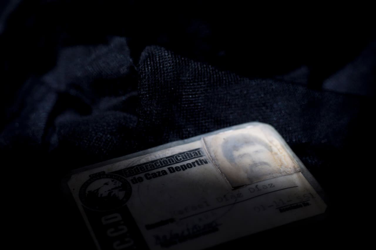 Entre los objetos olvidados hay pruebas de su formación, certificados de estudios y más documentos que les exigían para regularizar su situación.