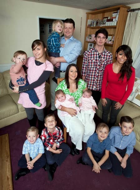 Incluso han tenido que comprar un 'minibus' para transportarse con todos sus hijos.