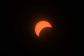 Inicio del eclipse solar 2024 desde Indianápolis, IN.