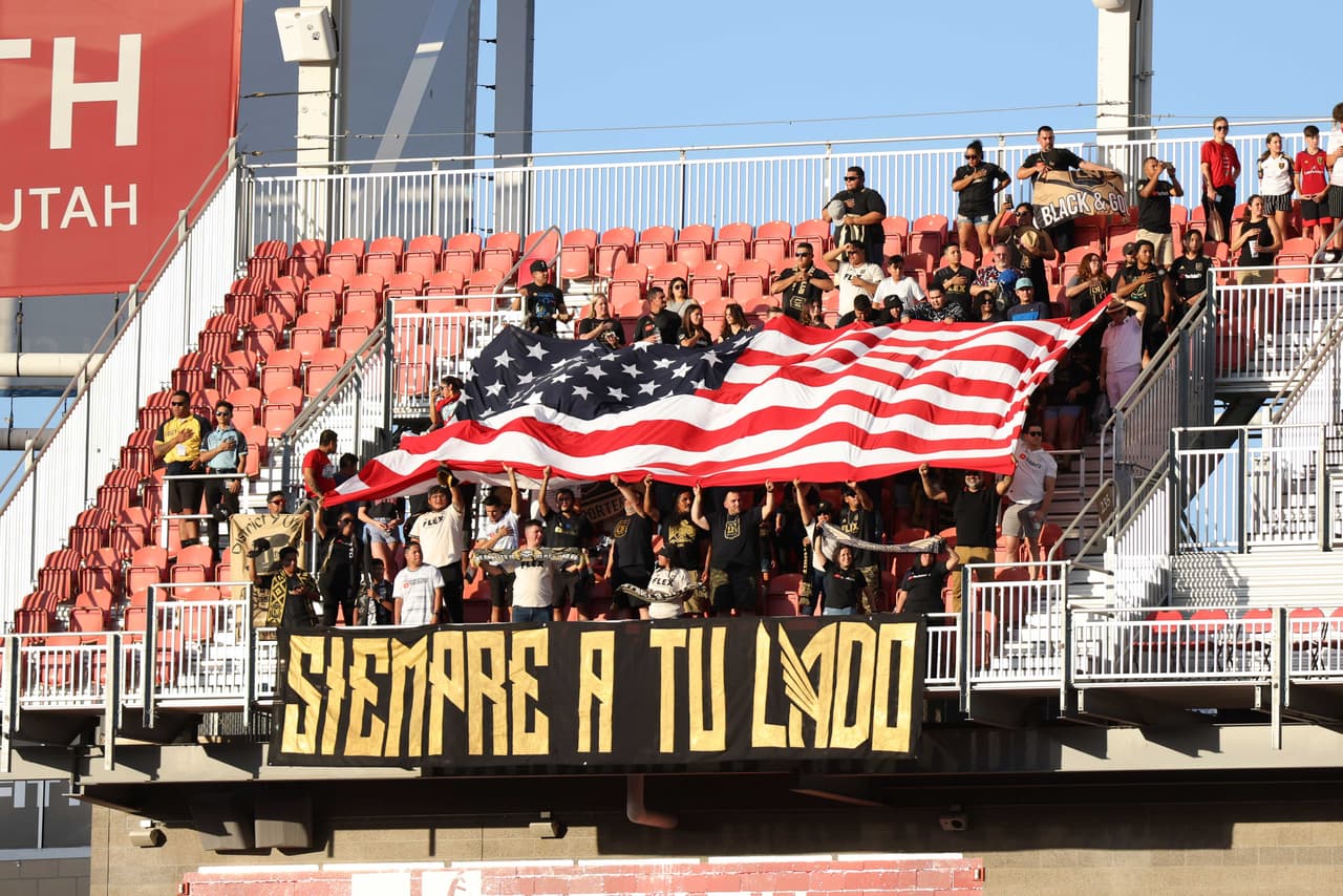 En Sandy, Utah, los seguidores de LAFC se hicieron presentes el sábado para dar su respaldo al conjunto angelino.
<br>