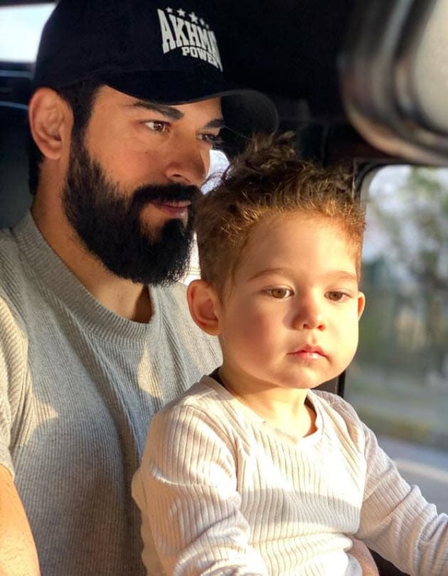 Tres días antes del cumpleaños de Karan, Burak compartió algunas imágenes con su hijo que 
<b><a href="https://www.univision.com/famosos/las-nuevas-fotos-del-hijo-de-burak-ozcivit-protagonista-de-amor-eterno-dejan-claro-a-quien-de-sus-papas-se-parece-fotos">muestran cómo ha crecido.</a></b>