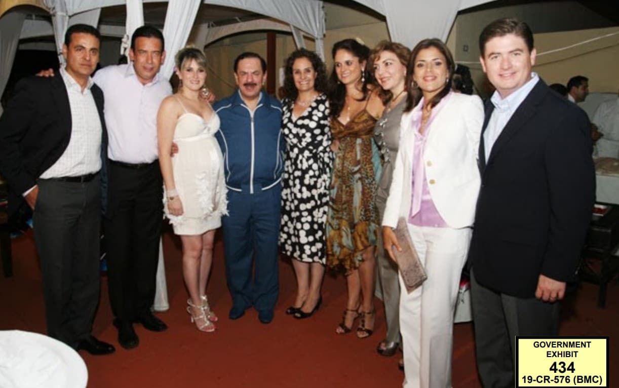 Para sustentar esas declaraciones, la Fiscalía exhibió una foto en la que aparecen el exgobernador de Chihuahua, Humberto Moreira (sin saco), y el propietario de El Universal, Juan Francisco Ealy Ortiz (con un conjunto azul). Moreira habló con Ealy Ortiz para que su medio hiciera notas favorables sobre García Luna, de acuerdo con el testigo.