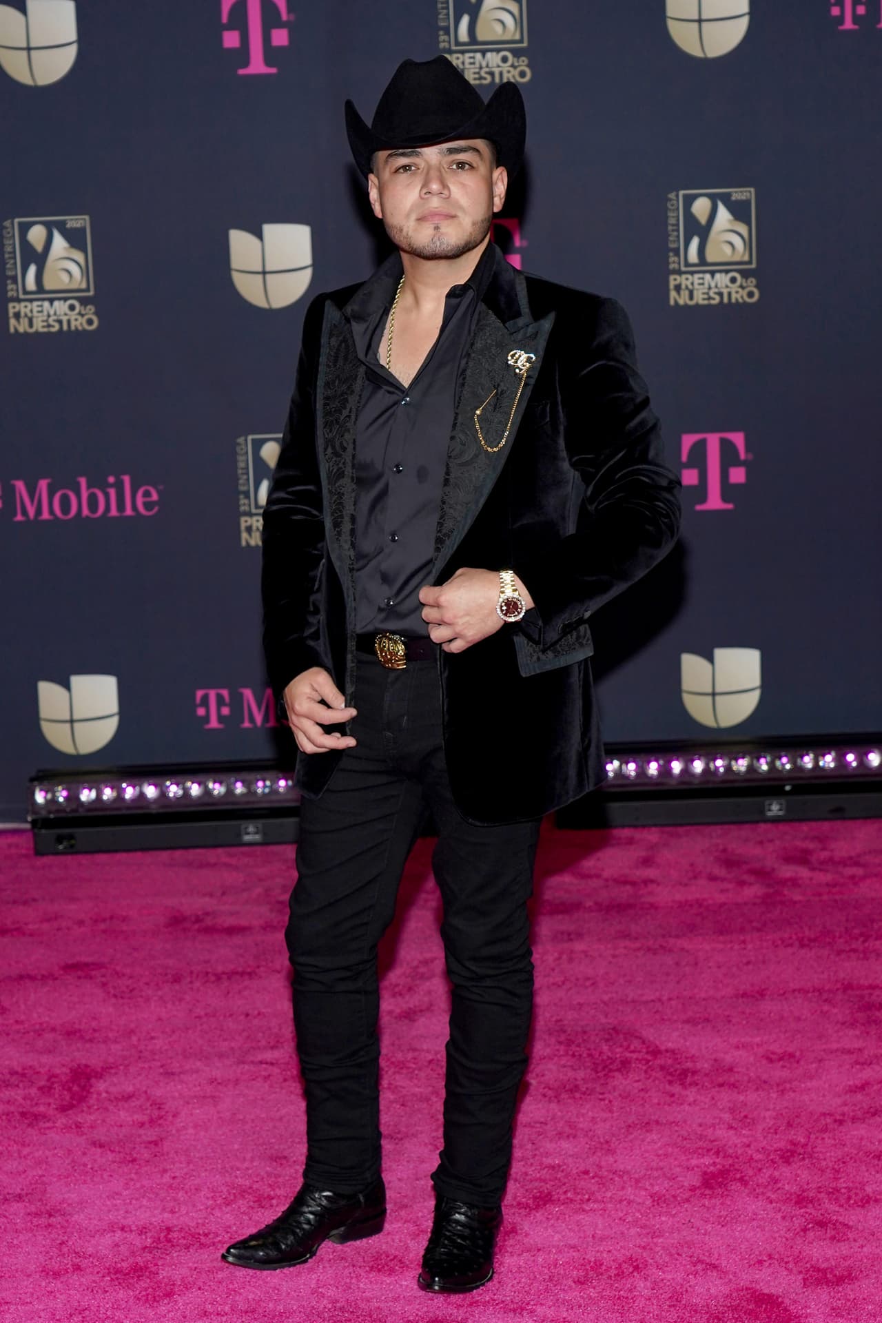 El terciopelo invadió esta alfombra. Lenin Ramírez también escogió esta textura para asistir a la primera premiación de 2021.