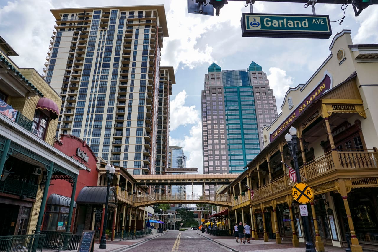 <b>Puesto 10: Orlando-Kissimmee-Sanford (Florida). </b>Porcentaje de posibles mudanzas desde fuera de esta área metropolitana: 52.8%. De 2010 a 2019 la población del área creció en un 17.3% debido a la migración neta y esa tendencia continuó en 2020, muchos del estado de Nueva York y de Miami-Port St Lucie-Fort Lauderdale, en Florida.