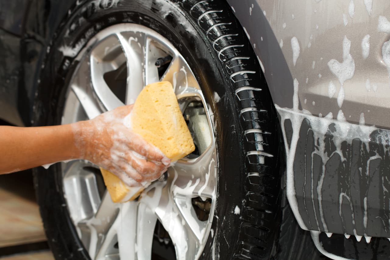 <b>Enjabona</b>
<br>Una vez que se eliminó el mayor polvo y mugre, es momento de utilizar la mezcla de jabón y agua que se preparó minutos antes. Con ella se podrán bañar los rines por unos segundos.
