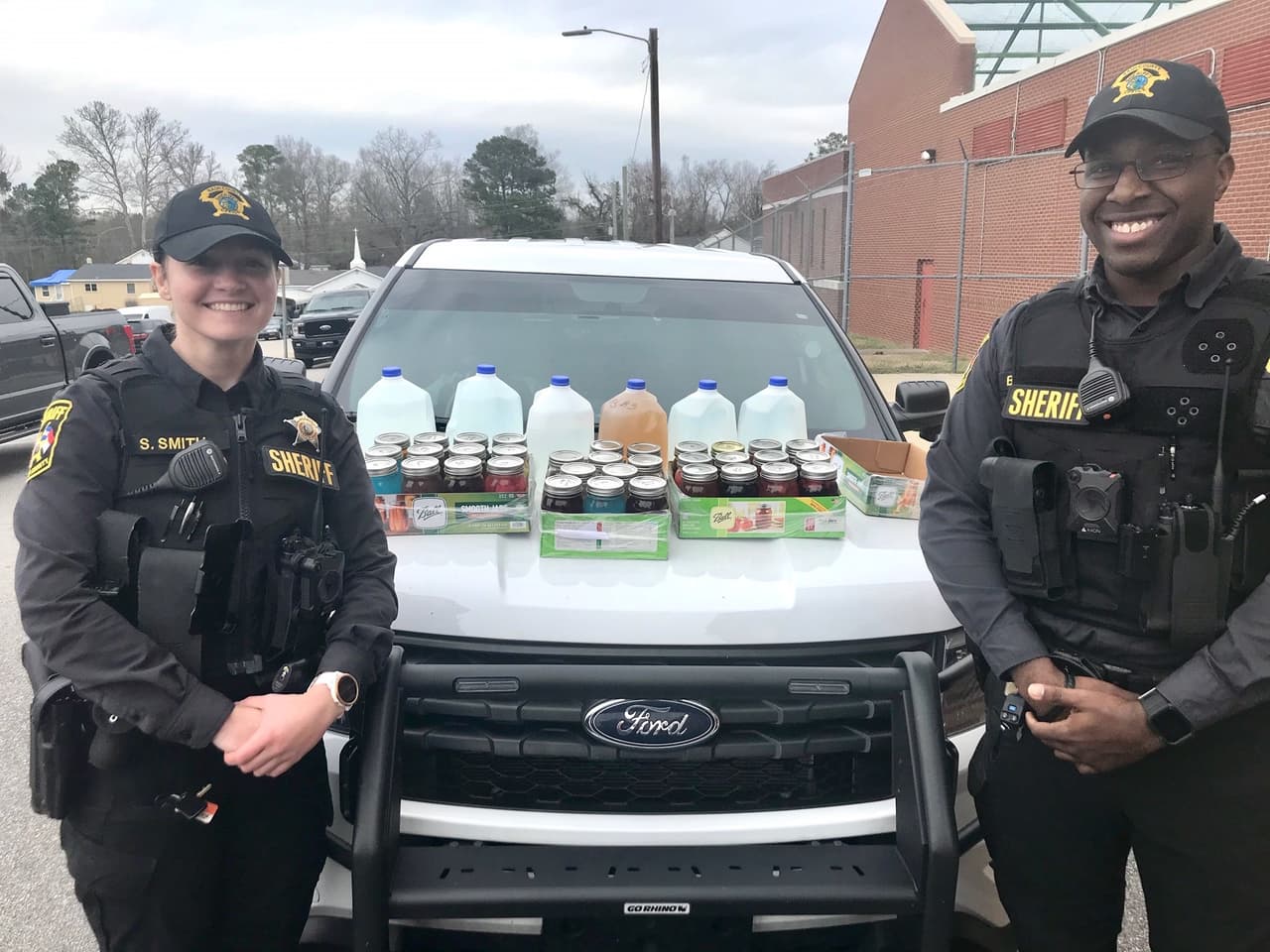 La Oficina del Sheriff del condado de Nash compartió las imágenes de 27 frascos de bebidas alcohólicas saborizadas y 6 galones adicionales de licor artesanal.