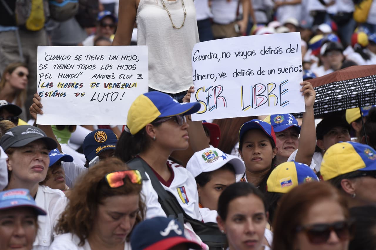 "Las madres de Venezuela estamos de luto", se lee en este mensaje de una de las asistentes a la protesta.