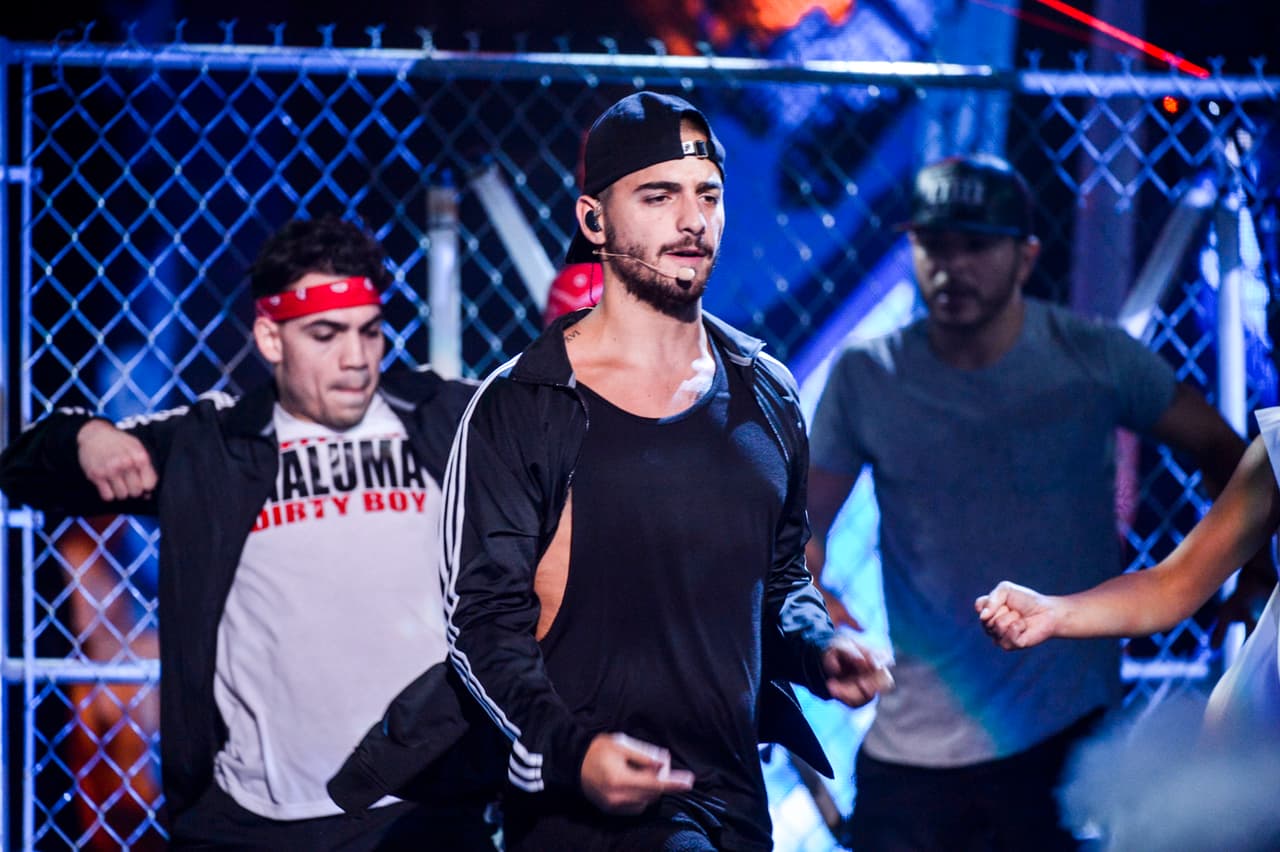 Maluma tampoco se perdió de ensayar el número musical que tiene preparado para la noche de throwback en Premios Juventud.