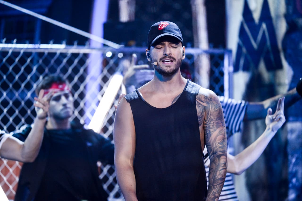 Se hizo acompañar de un grupo de bailarines con los que pondrá al máximo la fiesta.