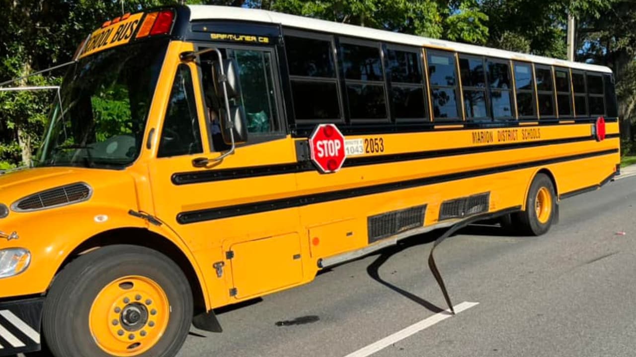 Conductor muere tras chocar contra autobús escolar en Florida