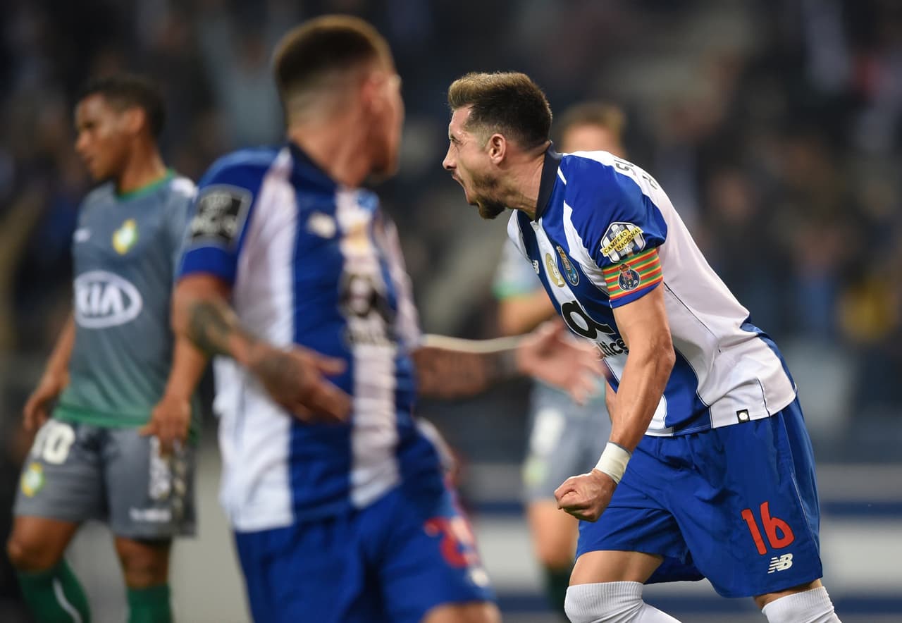 Héctor Herrera hilvana goles en Primeira Liga por primera vez