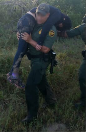 La mujer recibió atención médica y fue trasladada al hospital Christus Spohn Hospital en Kingsville, Texas.