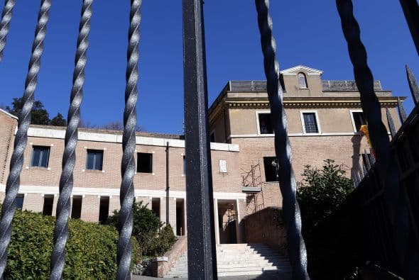 Distribuido en tres pisos, el moderno complejo tiene 12 celdas monacales en la planta alta, mientras que en la baja hay una cocina, un salón, una biblioteca y una capilla.