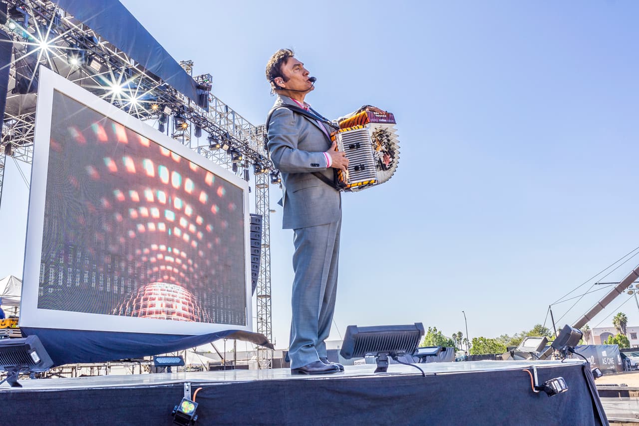 "No hay mejor escenario para nuestras canciones que la frontera", dijo Hernán Hernández, el bajista y voz de la agrupación norteña Los Tigres del Norte tras ensayar. (David Maris/Univision)