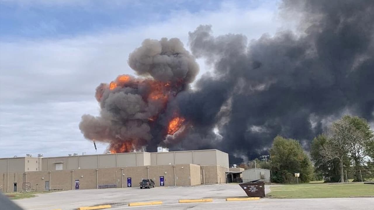 Hasta los momentos, las autoridades no han revelado las causas de ambas explosiones mientras que personal trata de controlar el incendio.
