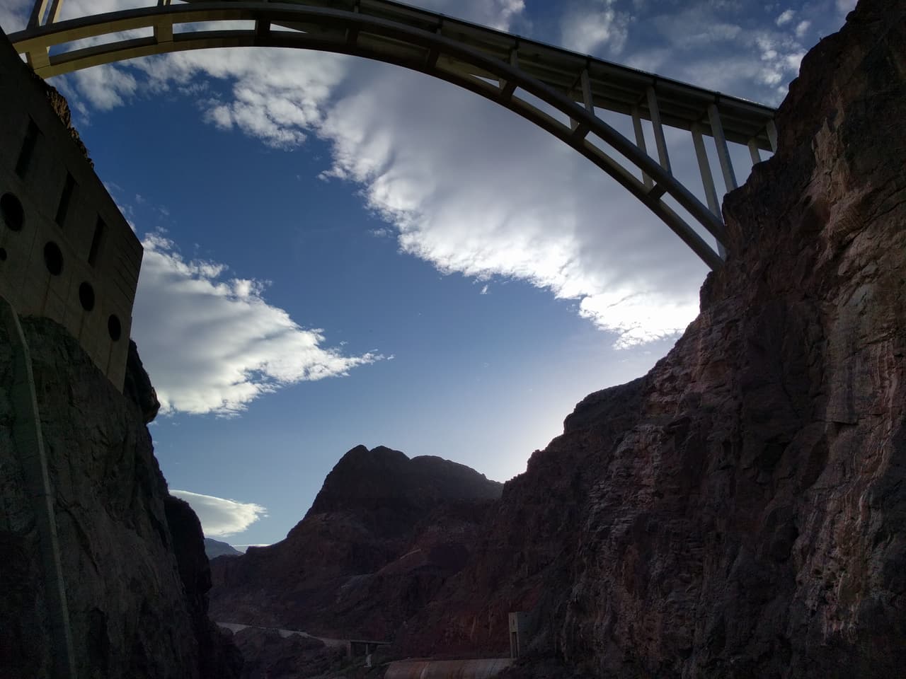 Es una de las visitas turísticas más populares que ofrece la ciudad de
<b>Las Vegas</b> y una parada obligatoria para todos los viajeros que hacen una ruta en auto para visitar el Gran Cañón del Colorado.