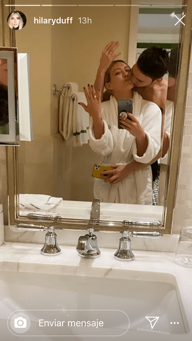 En sus historias de Instagram, Duff publicó una foto junto a Koma, desde un cuarto de baño, en la que 
<b><a href="https://www.univision.com/entretenimiento/redes-sociales/besenme-el-trasero-asi-responde-hilary-duff-a-las-criticas-sobre-su-cuerpo" target="_blank">presumieron sus anillos de matrimonio.</a></b>