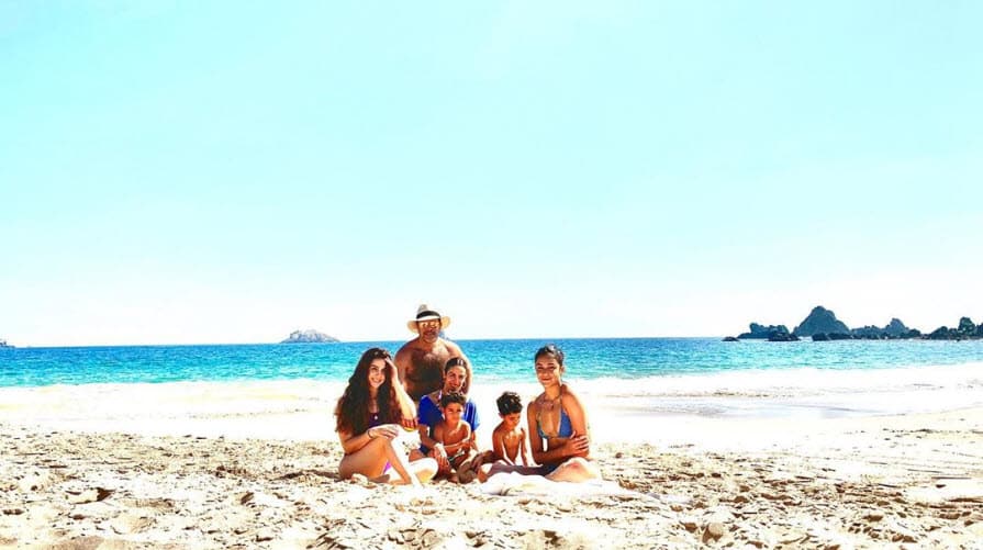 Esta semana, 
<b><a href="https://www.univision.com/famosos/eduardo-capetillo-ahora-se-la-rifa-mas-con-sus-hijos-por-el-regreso-de-biby-gaitan-a-los-escenarios-fotos" target="_blank">Eduardo Capetillo</a></b> ha compartido con sus seguidores que se encuentra de vacaciones en la playa acompañado por casi toda su familia: su esposa Biby Gaytán; sus dos hijos menores, los gemelos Manuel y Daniel; y sus hijas, Alejandra y Ana Paula. El único que no pudo viajar con ellos fue su hijo mayor, Eduardo Capetillo Jr. 
<br>