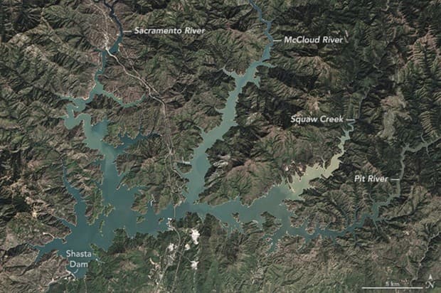 <b>Lake Shasta</b> — 170 millas, 2:40 horas
<br>
<br>Este lago es un destino popular para los barcos-casas, los cuales se pueden rentar para pasar una o varias noches flotando en el agua. En el lado oeste, hay
<a href="https://www.lakeshastacaverns.com/" target="_blank">cuevas</a> que se pueden visitar para conocer la geología subterránea de la zona.