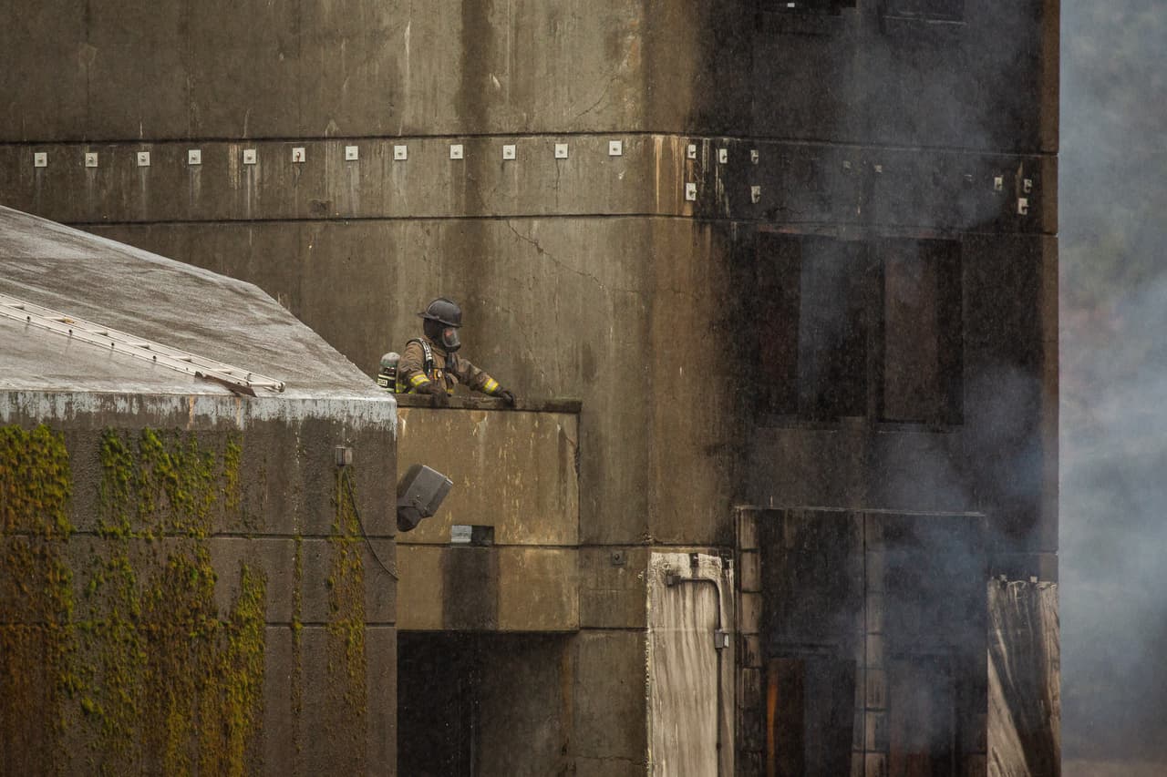 Un bombero entrena cerca de un dormitorio antes que fuera ocupado para la cuarentena de viajeros en riesgo de coronavirus, en la academia de Bomberos del estado de Washington. Dos aviones más con unos 350 estadounidenses llegaron el miércoles a otras bases militares de California (Travis y Miramar) y está previsto que dos más lleguen el jueves y viernes a bases en Nebraska y Texas. Todos los pasajeros estarán en cuarentena por 14 días.