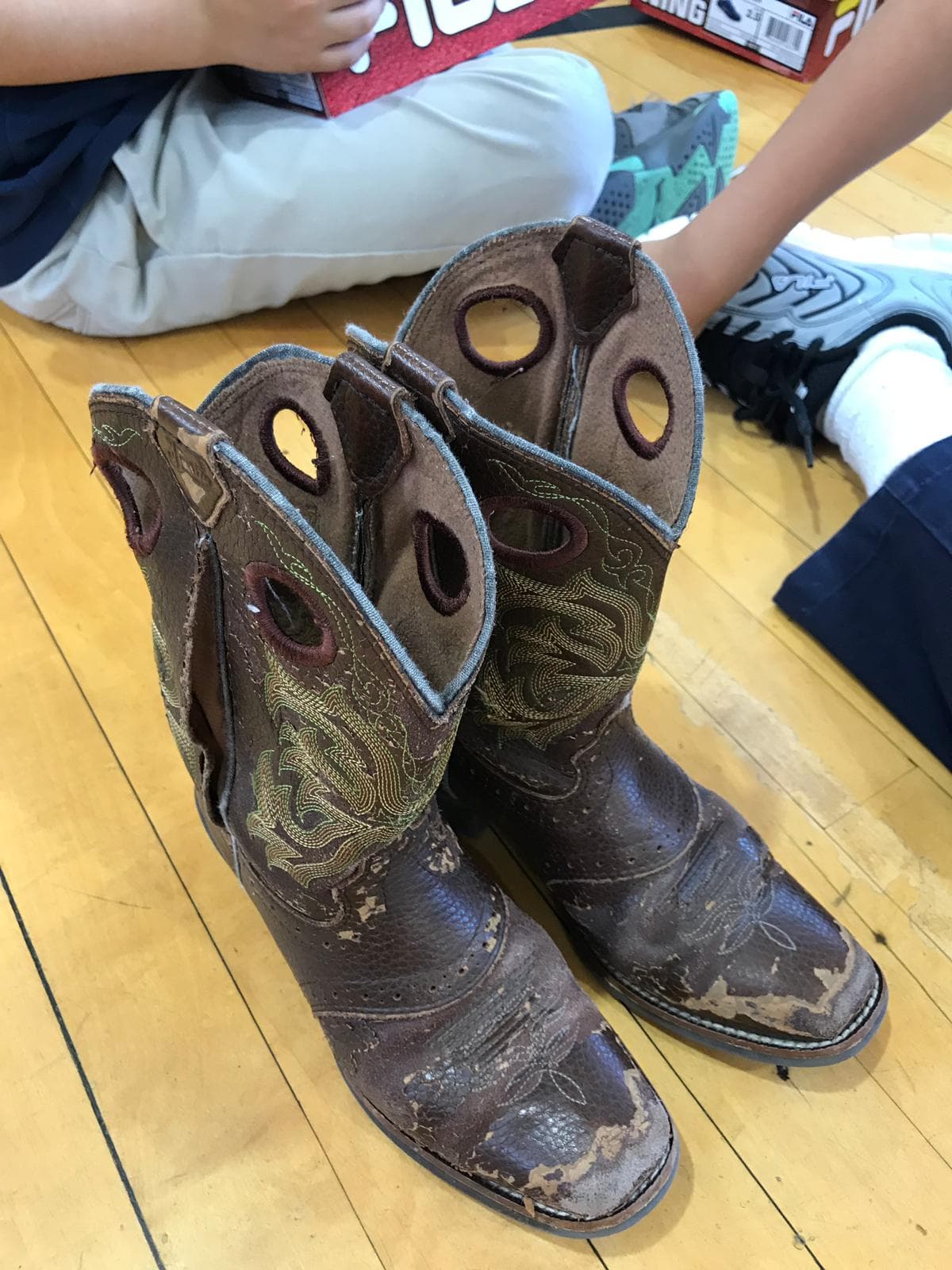 La organización, Shoes That Fit, trabaja directamente con las escuelas para identificar a los niños que más beneficiarían.