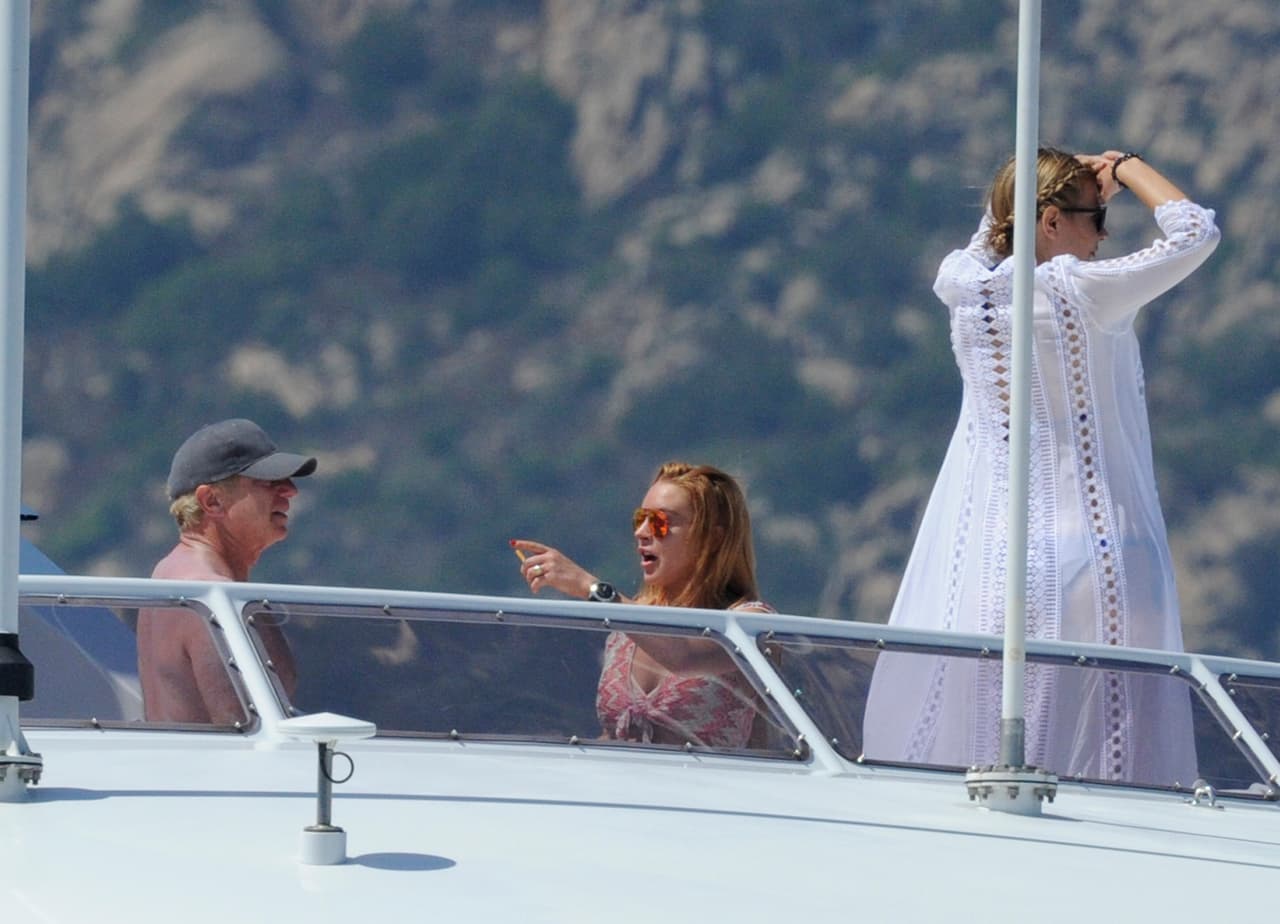 Se dice que él la engañó y ella lo corrió de su hogar.