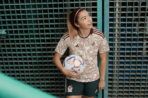 Este diseño que conjunta la tecnología con la historia de México en su cultura con tintes prehispánicos para la playera de visitante de México para el Mundial Qatar 2022 luce espectacular.