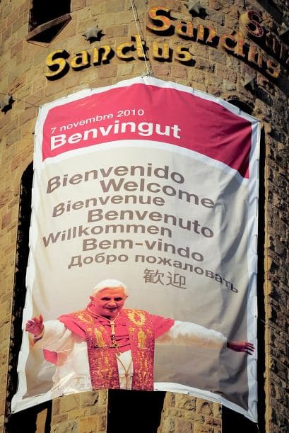El arzobispado de Barcelona colocará 35 mil sillas en el exterior de la Sagrada Familia el próximo 7 de noviembre para que los presentes puedan seguir la homilía del papa Benedicto XVI a través de pantallas gigantes, según ha explicado hoy el cardenal de Barcelona, Lluís Martínez Sistach.