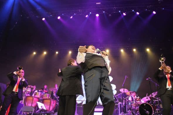 El Divo de Juárez, Juan Gabriel, hizo retumbar Phoenix con su música, su voz y sus bailes, enloqueciendo a miles de fans que llenaron el US Airways Center. Con un "¡Viva México!", Juanga arrancó su gira de conciertos del tour "Volver" ante un auditorio repleto que respondió con la misma pasión. Este ícono mexicano deleitó al público con sus grandes éxitos como "Querida", "El Noa Noa", "Inocente pobre amigo," y "Amor Eterno" entre muchos otros. El cantante se entregó por entero a sus seguidores, quienes cantaron, bailaron, lloraron y hasta aprovecharon para tomarse una selfie en un espectáculo que fue divertido y emotivo a la vez.