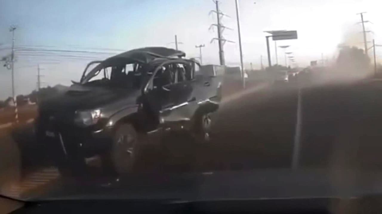 México: Estalla camioneta en plena carretera e indagan historial criminal de víctimas