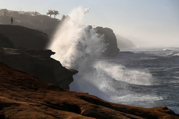 De acuerdo con el pronóstico, los avisos de marea alta y fuerte oleaje están vigentes hasta este martes al mediodía. Sin embargo, debido a la presencia de los vientos de Santa Ana no se descarta que la advertencia se mantenga.