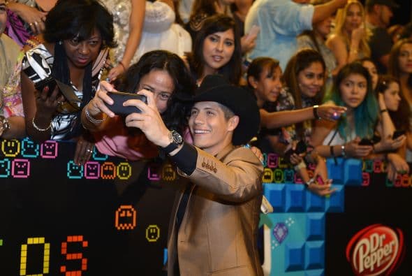 Nos encantan los selfies. We can't get enough of them! Y si no, pregúntenle a los que desfilaron la alfombra de Premios Juventud.