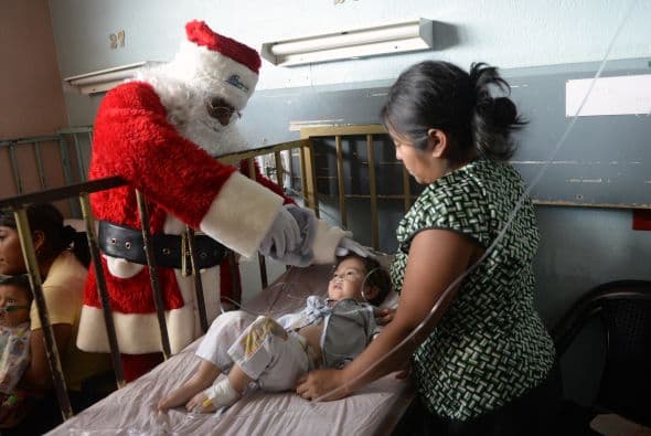 Santa siempre pide por la salud de todos los niños del mundo. Él también acude a los hospitales para dar su mensaje de paz y a entregar regalos a los pequeños que lamentablemente están en los sanatorios.