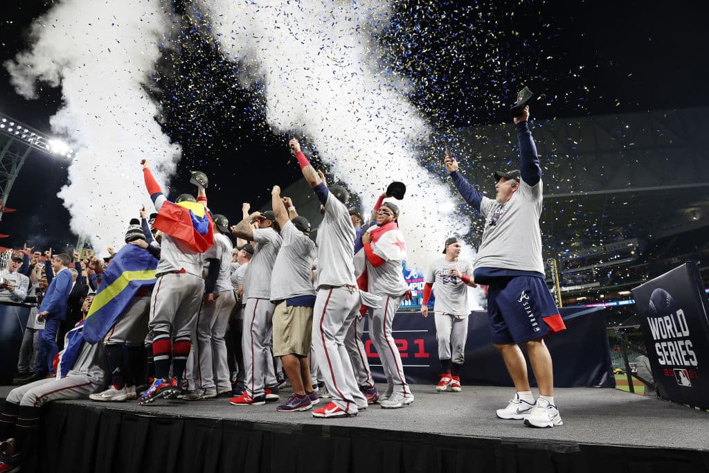 Fiesta en Houston, tras un aplasatante enfrentamiento, jugadores de los Atlanta Braves celebran el cuarto título de Serie Mundial de la franquicia.