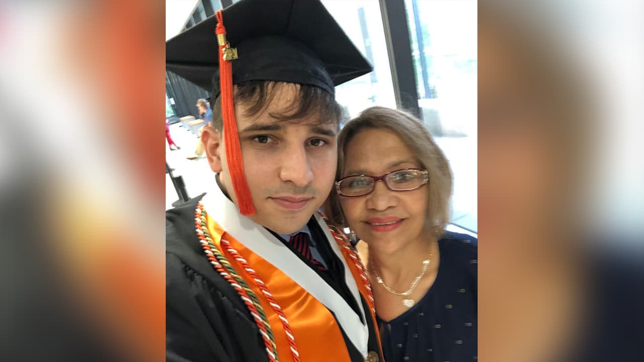 Fue en 2015 cuando
<b><a href="https://www.univision.com/local/houston-kxln/hispano-nasa-educacion-cubano-antonio-macias-milda-canizares">Antonio Macías Cañizares llegó a Houston</a></b> junto con su madre Milda Cañizares, en busca de un mejor futuro, aunque en un principio se enfrentaron a problemas muy fuertes entre ellos el no tener un lugar dónde dormir y poco dinero para comer.