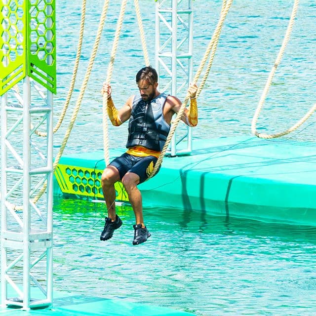 Pablo Gil, el corredor mexicano que comenzó su participación en el reto de manera atropellada (debido a las constantes derrotas de su antiguo equipo Fitness), lucía delgado y con un peinado moderno de cabello corto.