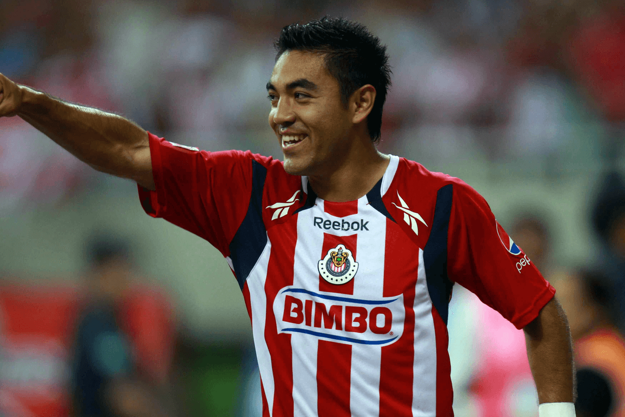 Al minuto 48 salió Antonio Gallardo e ingresó Marco Fabián para ‘refrescar’ el medio campo.