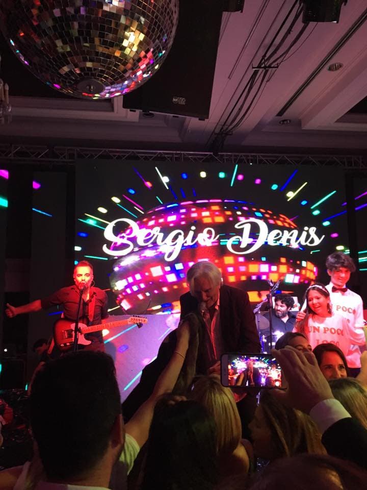 También habló ante los medios el hermando del actor, Carlos Hoffman: "Mi hermana y Bárbara (una de sus hijas), ayer le hablaban y él parpadeaba. Eso quiere decir que estaba escuchando todo", reflexionó. "Hoy está festejando un año más de vida. Es una frase sencilla pero cierta. Quiere decir que sigue vivo", concluyó.