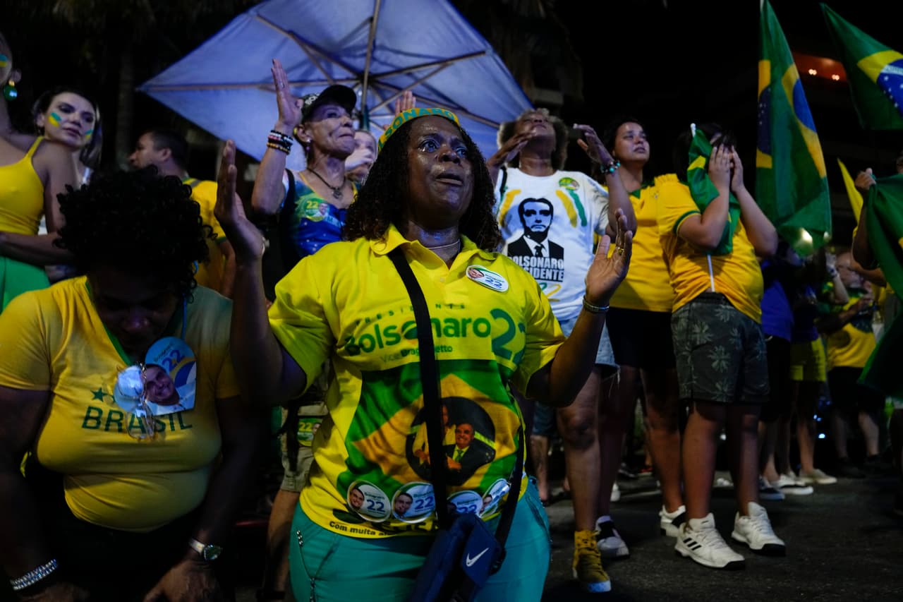 Los partidarios del presidente brasileño Jair Bolsonaro se reunieron después del cierre de las urnas en la segunda vuelta de las elecciones presidenciales en Río de Janeiro, Brasil, el domingo 30 de octubre de 2022.