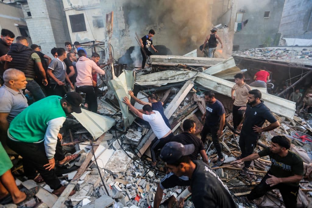 Condenas a los ataques israelíes contra ambulancias y una escuela de la ONU, mientras Blinken aboga por una pausa humanitaria