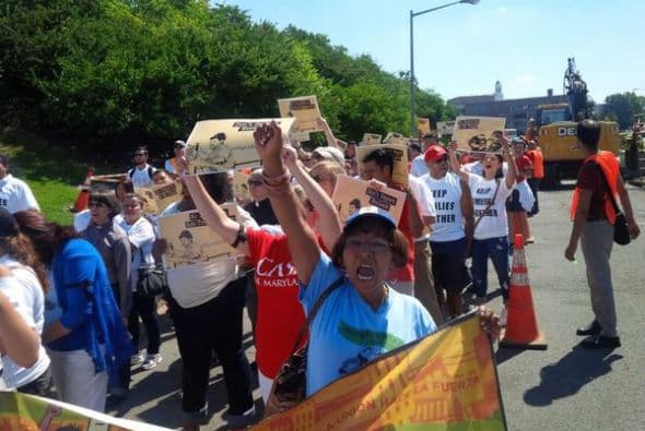 Los activistas salieron a las calles para pedirle al presidente Obama que pare las deportaciones. Foto: @carrielevans.