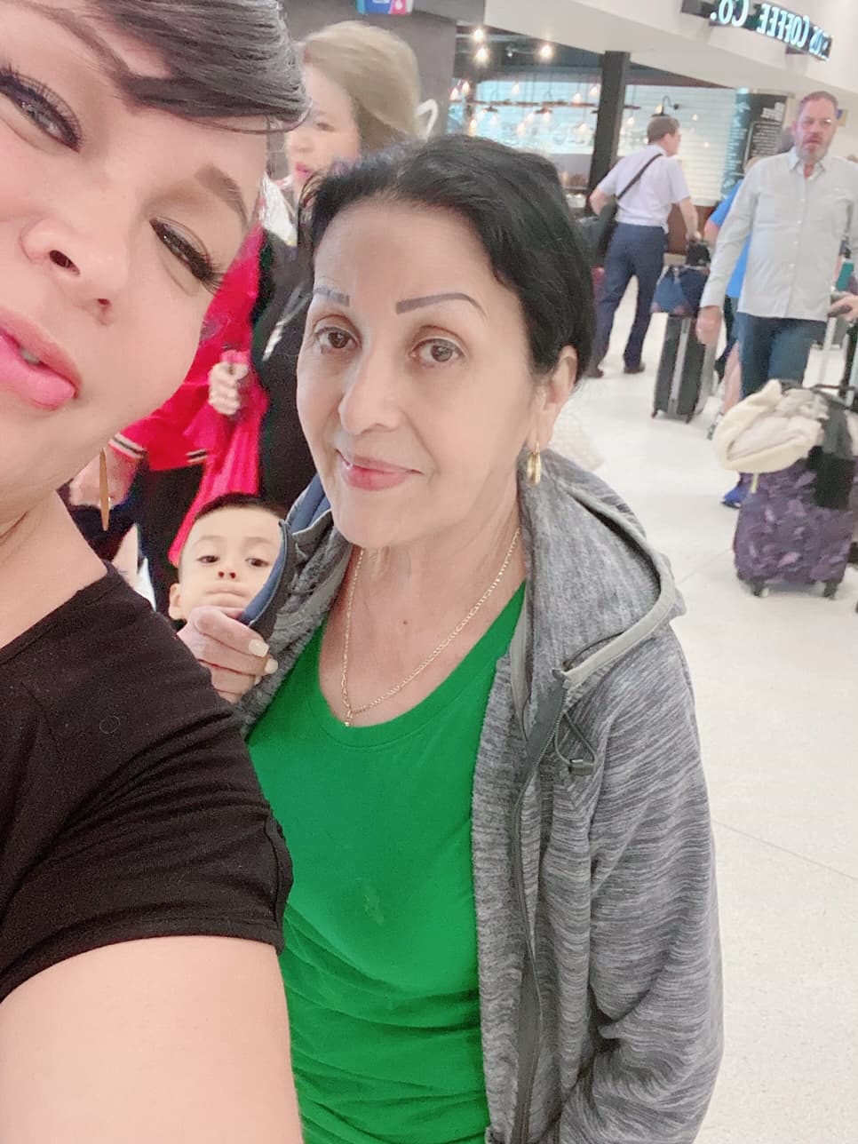 Gabriela Duarte con su madre, residente de Estados Unidos, quien viajó a Puerto Rico a inicios de febrero para visitarla. Duarte no puede abandonar la isla pues se encuentra en arresto domiciliario en casa de una familia.