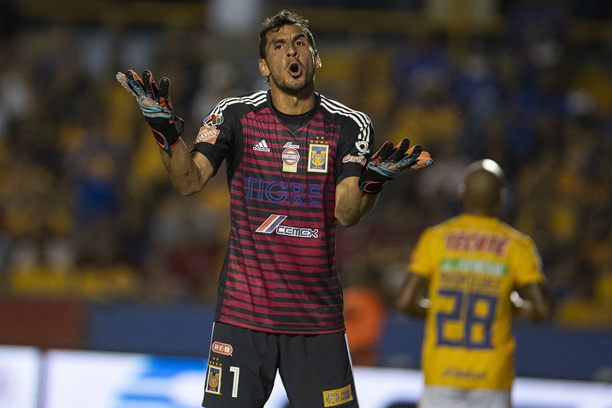 Pese a la derrota, el arquero argentino de Tigres Nahuel Guzmán fue figura de su equipo, evitando que la derrota fuera más amplia.
